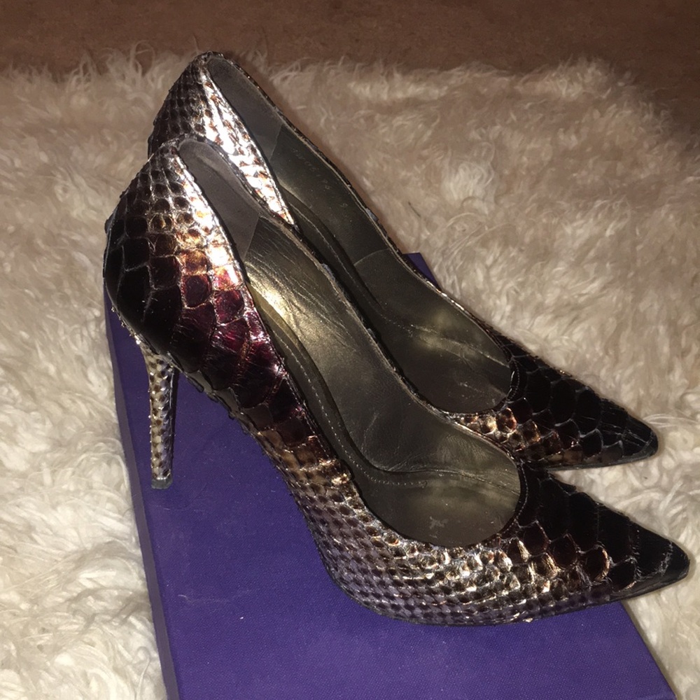 Stuart Weitzman shoes. - Picture 4 of 4
